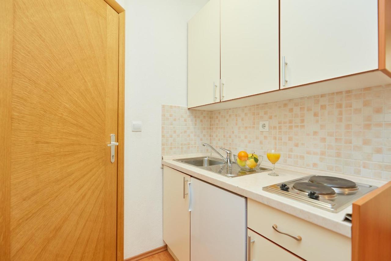 Apartments Zelic Tučepi Kamer foto
