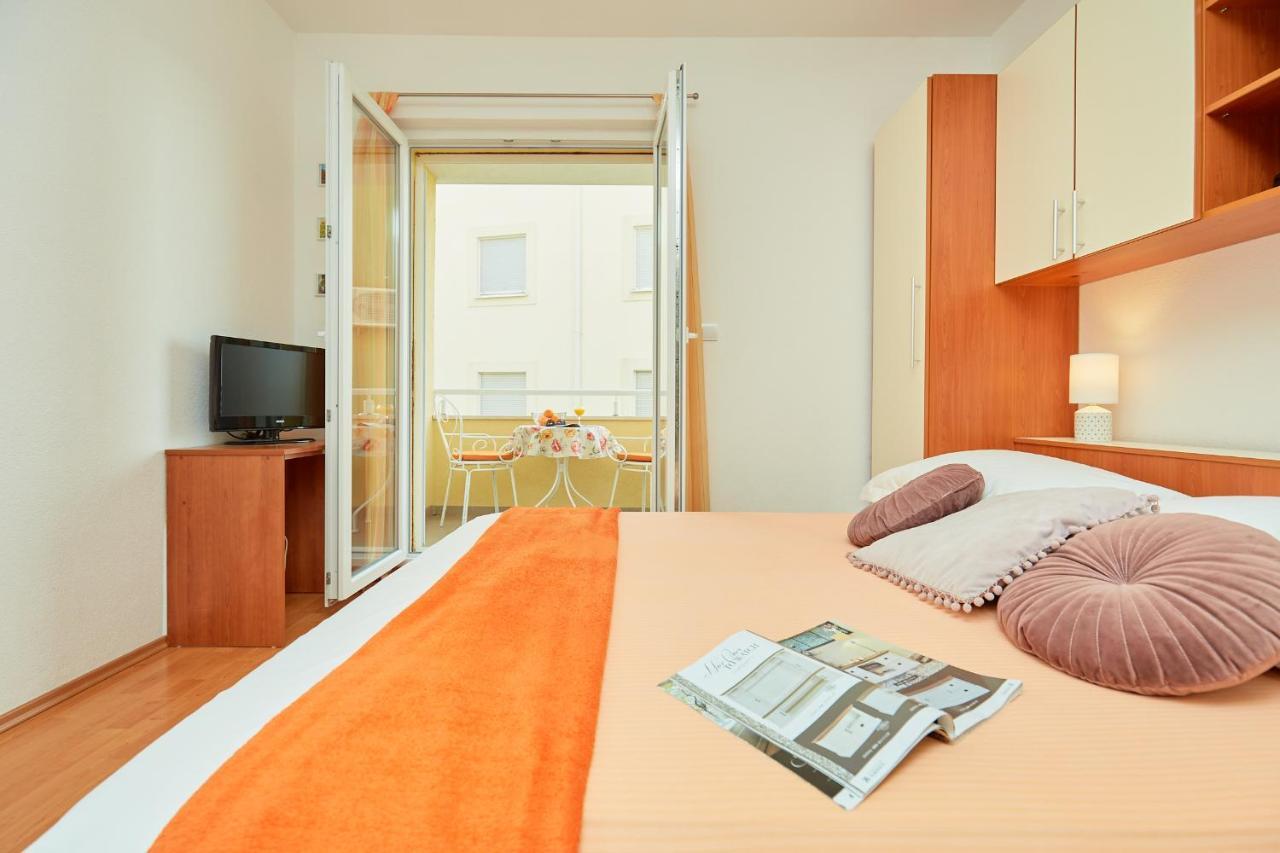 Apartments Zelic Tučepi Buitenkant foto